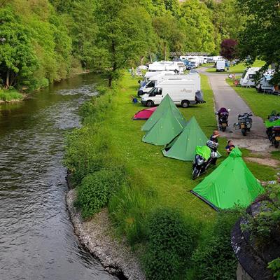 Camping am Ufer der Our in den luxemburgischen Ardennen